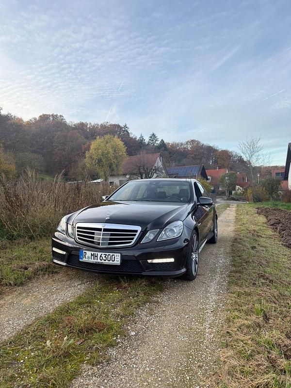 Schwarz Gebraucht 2012 Mercedes E63 AMG AMG Limousine | 26.200 € (Fairer Preis) - Bild 1/4