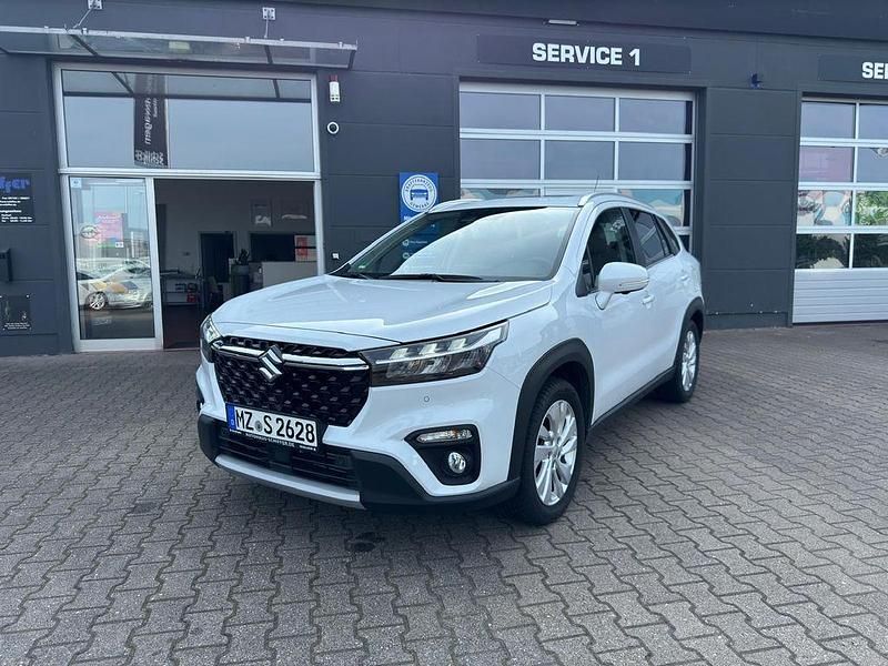 Weiß Gebraucht 2023 Suzuki SX4 S-Cross Comfort+ SUV | 23.850 € (Fairer Preis) - Bild 1/4