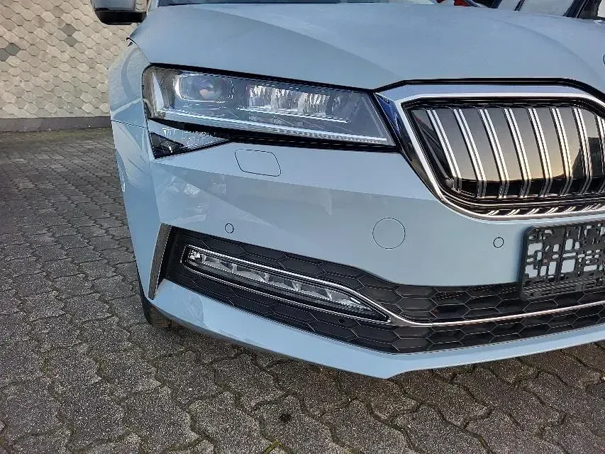 Gebraucht Skoda Superb LAURIN & KLEMENT 156 PS (114 kW) 2022 Patinagrau Kombi