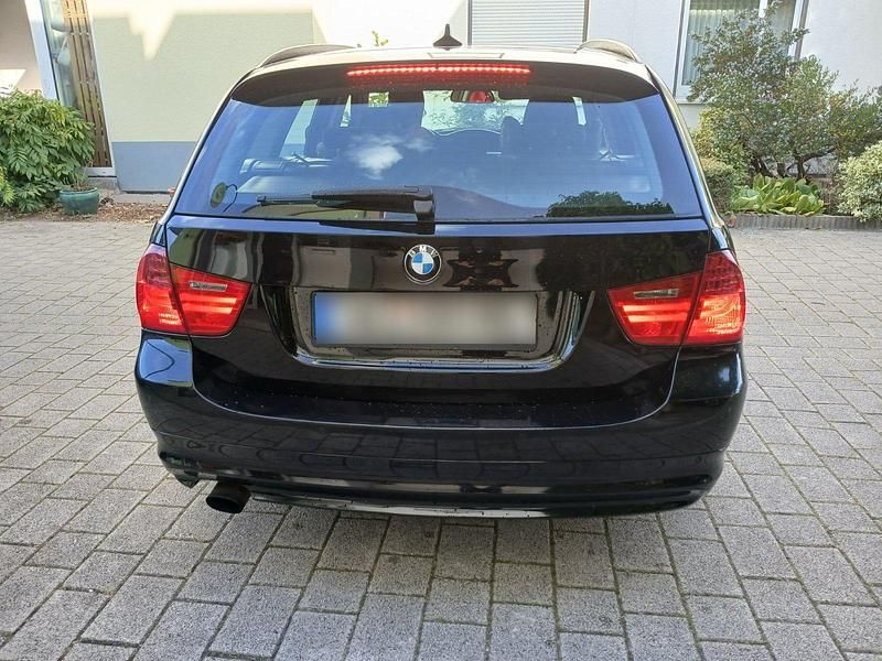Gebraucht BMW 318 143 PS (105 kW) 2012 Schwarz Kombi