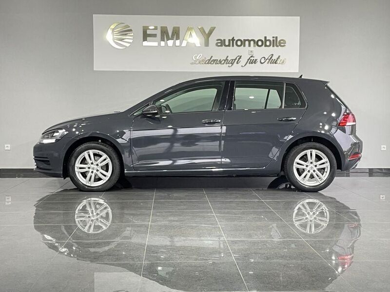 Grau Gebraucht 2017 VW Golf VII Trendline Limousine | 12.498 € (Etwas zu teuer) - Bild 1/3