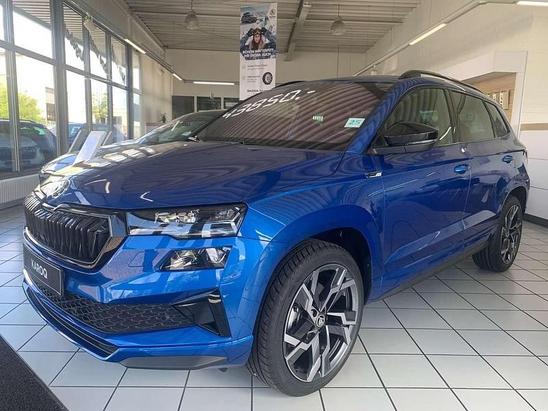 Raceblau metallic Neu 2024 Skoda Karoq SportLine SUV | 40.750 € (Fairer Preis) - Bild 1/4
