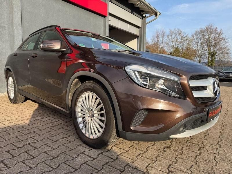 Gebraucht Mercedes GLA220 170 PS (125 kW) 2015 Orientbraun SUV