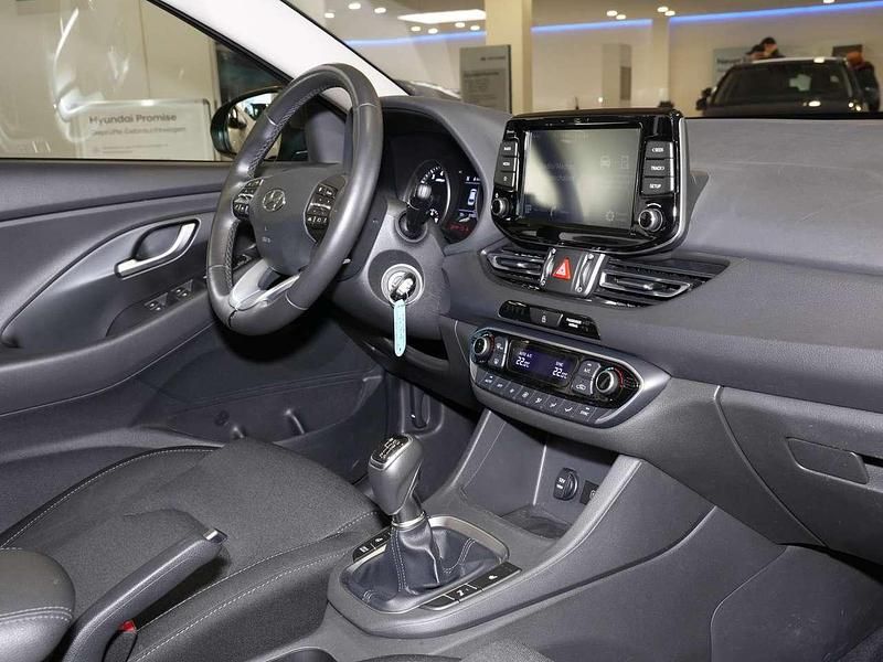Gebraucht Hyundai i30 Trend 120 PS (88 kW) 2022 Silky bronze / met Limousine
