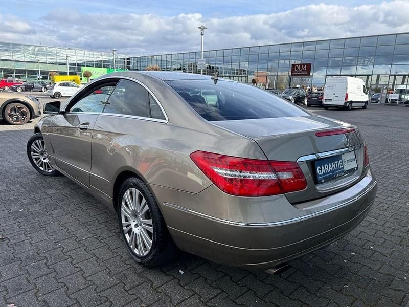 Gebraucht Mercedes E200 184 PS (135 kW) 2011 Beige Coupé