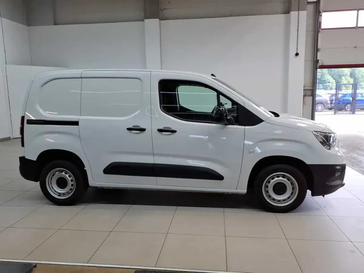 Gebraucht Opel Combo 102 PS (75 kW) 2024 Kaolin weiß Van / Kleinbus