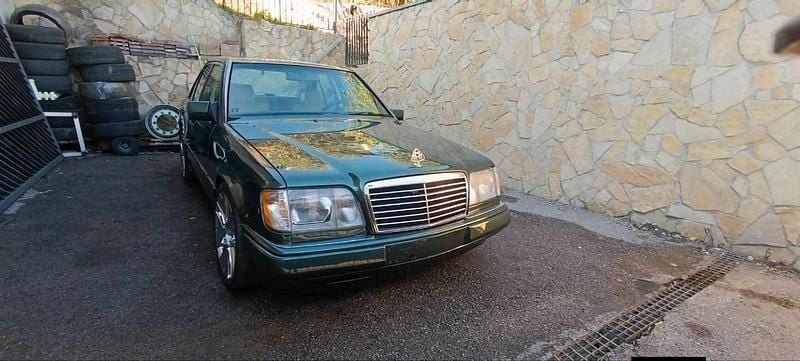 Grün Gebraucht 1993 Mercedes E200 Limousine | 5.700 € - Bild 1/4