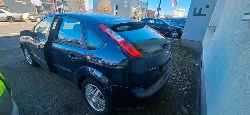 Gebraucht Ford Focus Ghia 101 PS (74 kW) 2005 Blau Limousine