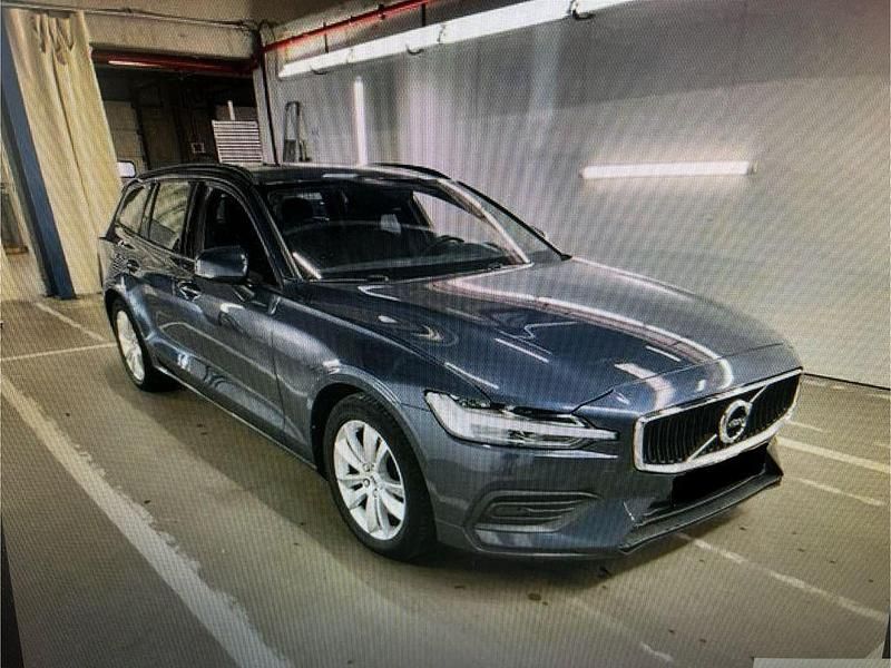 Blau Gebraucht 2021 Volvo V60 Momentum Kombi | 27.980 € (Fairer Preis) - Bild 1/4