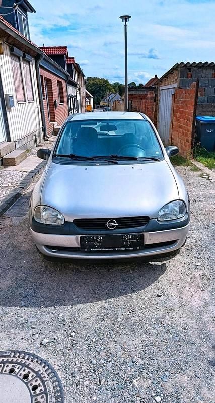 Silber Gebraucht 2000 Opel Corsa Kleinwagen | 1.000 € (Etwas zu teuer) - Bild 1/4