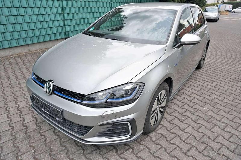 Silber Gebraucht 2017 VW Golf VII GTE Limousine | 19.000 € (Etwas zu teuer) - Bild 1/4