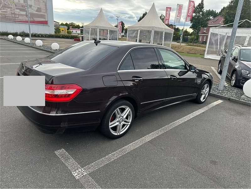 Braun Gebraucht 2010 Mercedes E250 Limousine | 7.250 € (Superpreis) - Bild 1/4