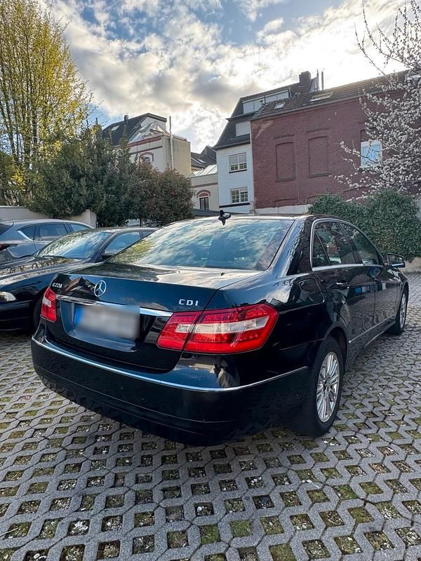 Gebraucht Mercedes E220 177 PS (130 kW) 2010 Schwarz Limousine