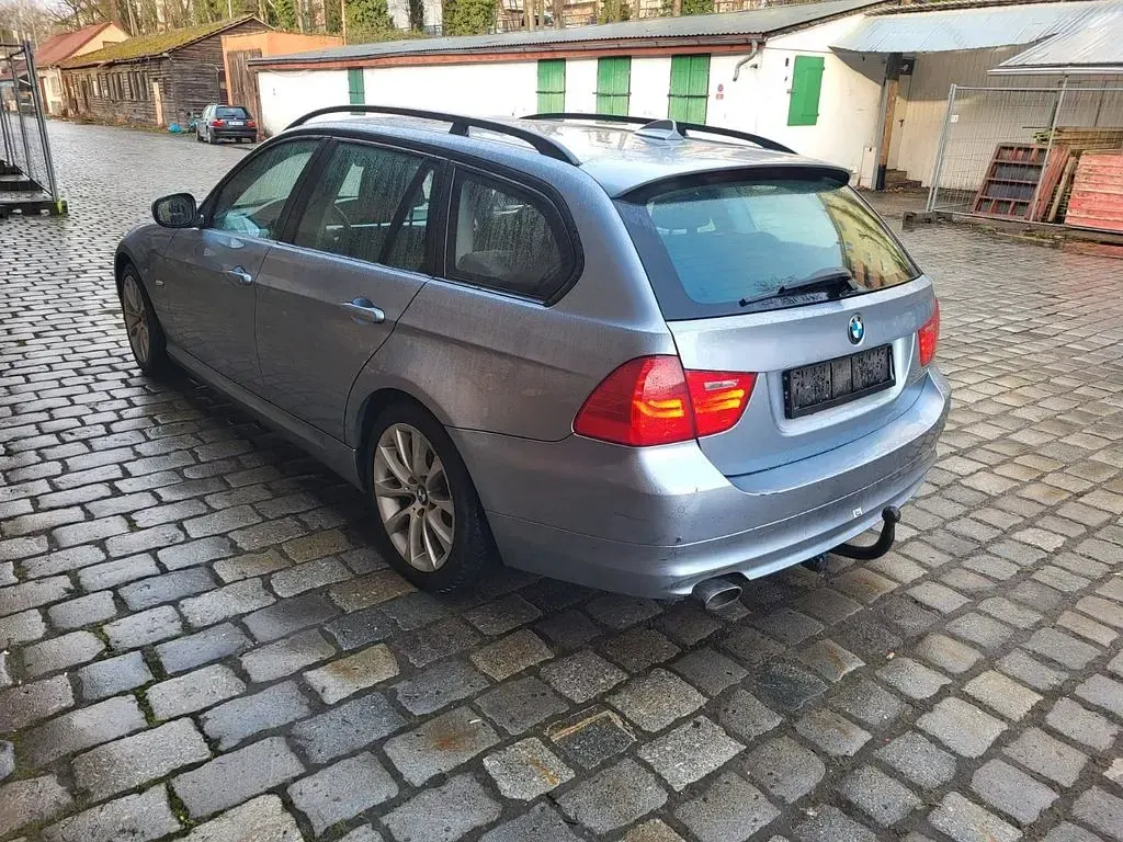Gebraucht BMW 320 177 PS (130 kW) 2010 Blau Kombi