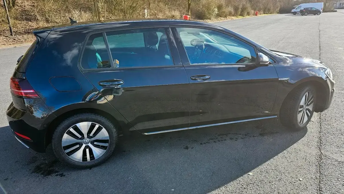 Gebraucht VW e-Golf 100 kW (136 PS) 2019 Schwarz Kleinwagen
