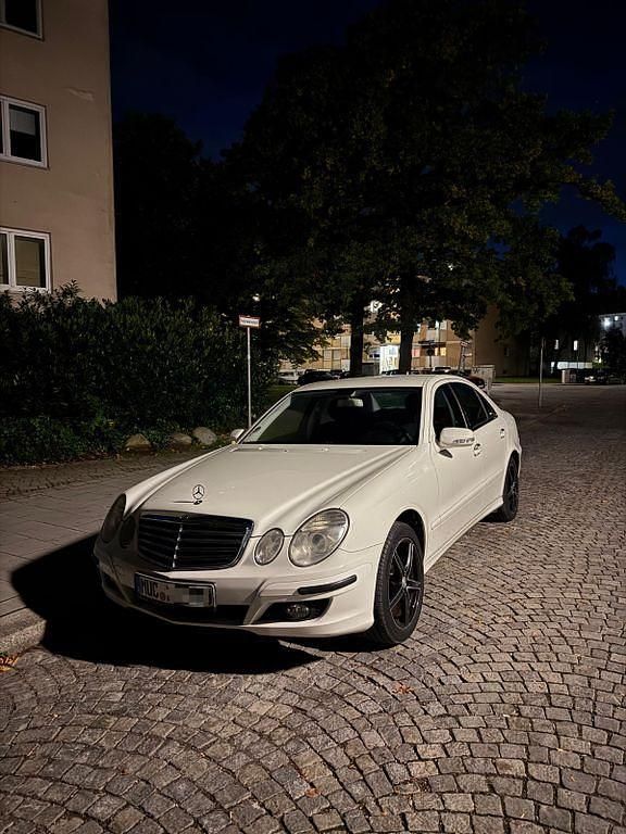 Weiß Gebraucht 2006 Mercedes E200 Classic Limousine | 3.900 € (Fairer Preis) - Bild 1/4