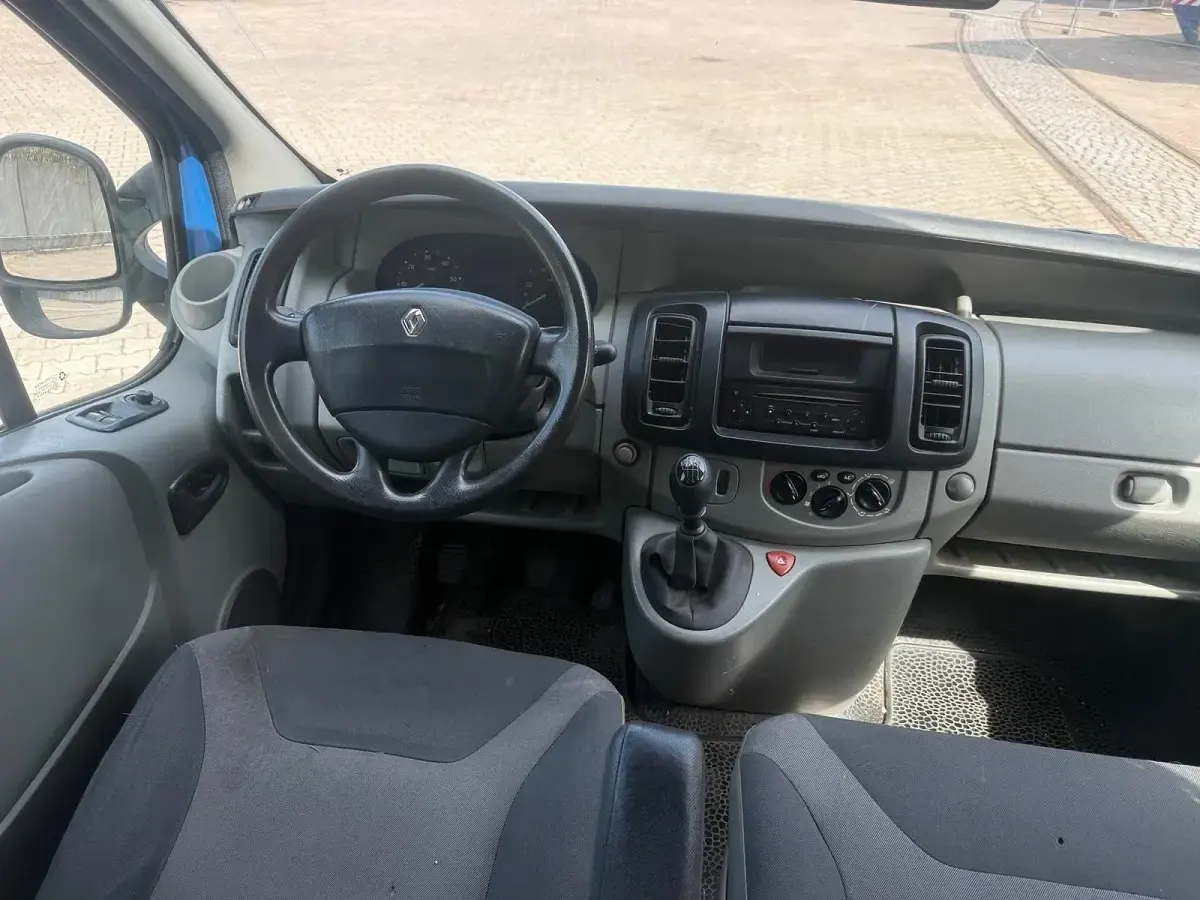 Second-hand Renault Trafic 90 CP (66 kW) 2007 Albastru Monovolum