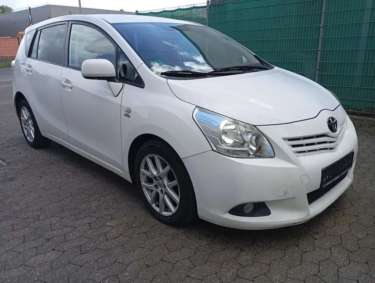 Gebraucht Toyota Verso Executive 150 PS (110 kW) 2011 Weiß Van / Kleinbus