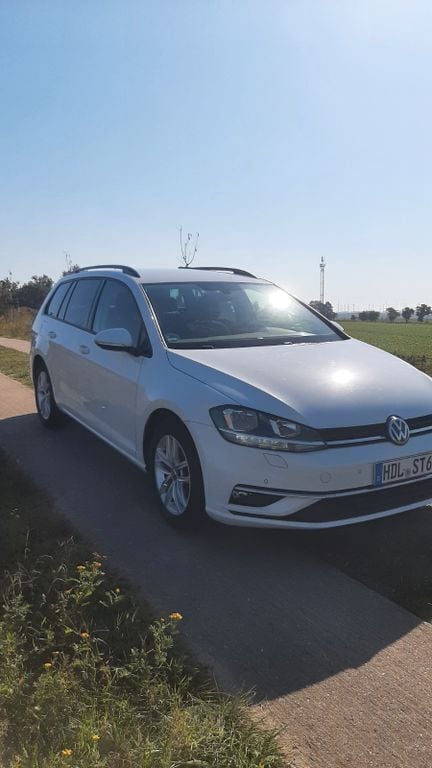 Weiß Gebraucht 2018 VW Golf VII Comfortline Kombi | 11.999 € (Guter Preis) - Bild 1/4