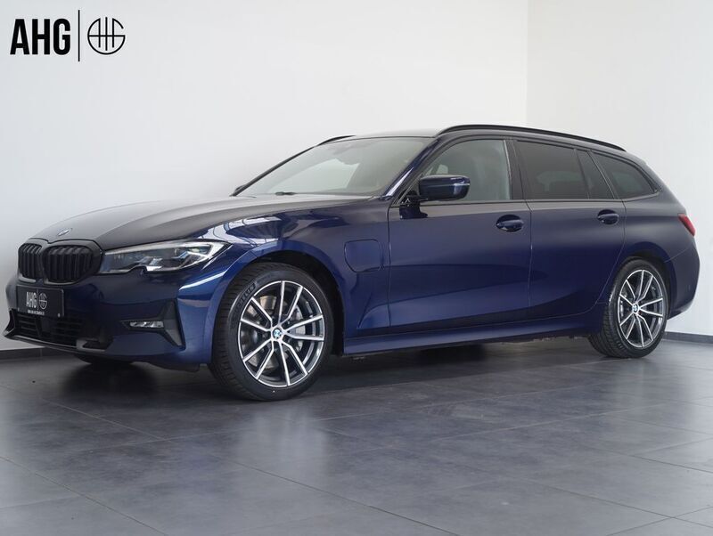 Blau Gebraucht 2020 BMW 330e Sport Line Kombi | 26.950 € (Etwas zu teuer) - Bild 1/4