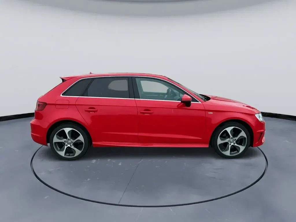 Gebraucht Audi A3 Attraction 110 PS (80 kW) 2016 Rot Limousine