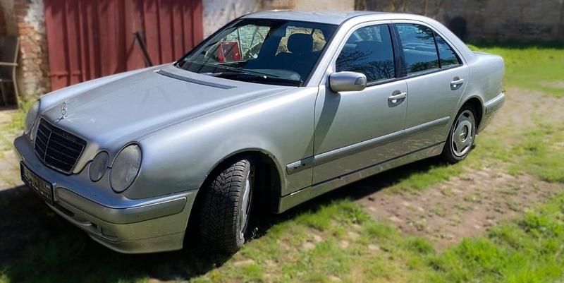 Silber Gebraucht 2000 Mercedes E240 Limousine | 700 € - Bild 1/4