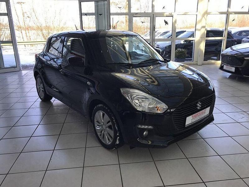 Gebraucht Suzuki Swift Comfort 90 PS (66 kW) 2020 Super black pearl metallic Kleinwagen