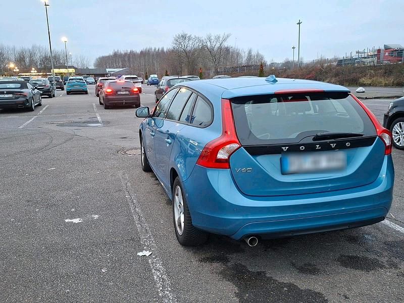 Gebraucht Volvo V60 150 PS (110 kW) 2016 Blau Kombi