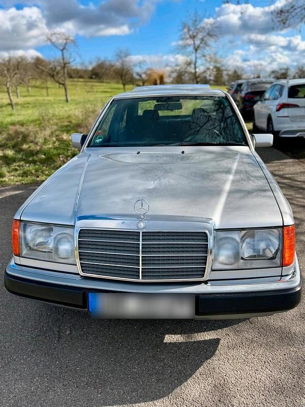 Gebraucht Mercedes 230 132 PS (97 kW) 1991 Silber Limousine