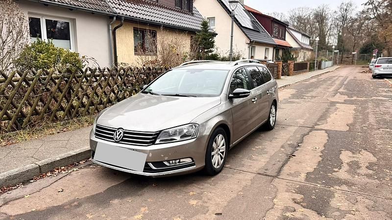 Grün Gebraucht 2012 VW Passat Kombi | 4.999 € (Superpreis) - Bild 1/4