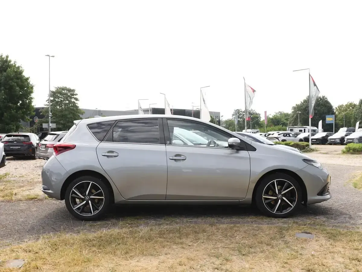 Gebraucht Toyota Auris Basis 116 PS (85 kW) 2018 Titansilber mica metallic Kleinwagen