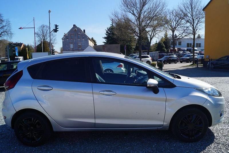 Gebraucht Ford Fiesta Trend 69 PS (50 kW) 2010 Silber Kleinwagen