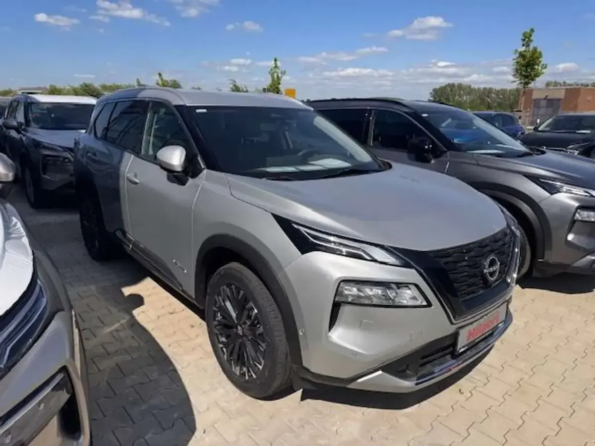 Gebraucht Nissan X-Trail Tekna 213 PS (156 kW) 2024 New silver (m) (metallic) SUV