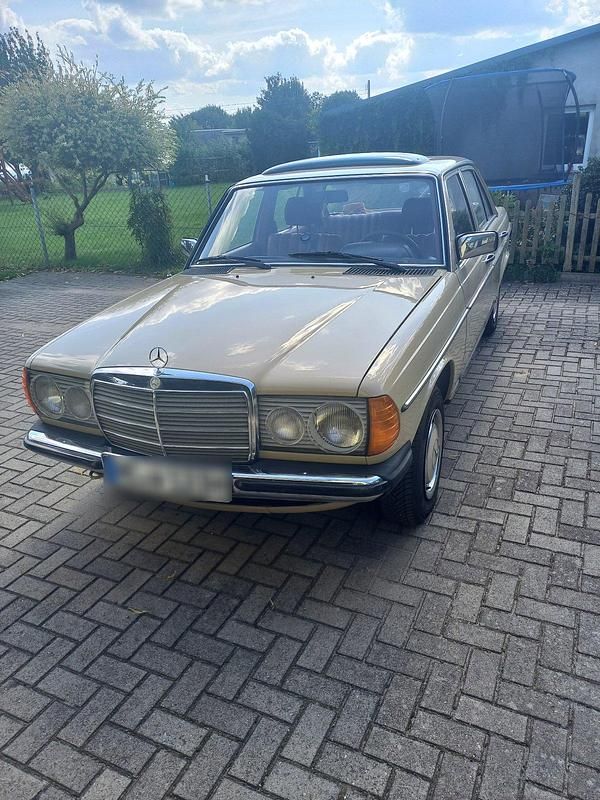 Gebraucht 1980 Mercedes 240 Limousine | 9.800 € - Bild 1/4