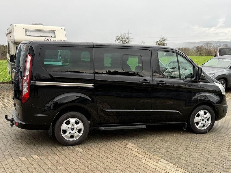 Gebraucht Ford Tourneo 170 PS (125 kW) 2017 Schwarz Van / Kleinbus