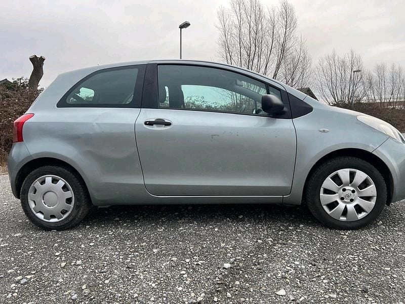 Gebraucht Toyota Yaris 69 PS (50 kW) 2007 Silber Kleinwagen