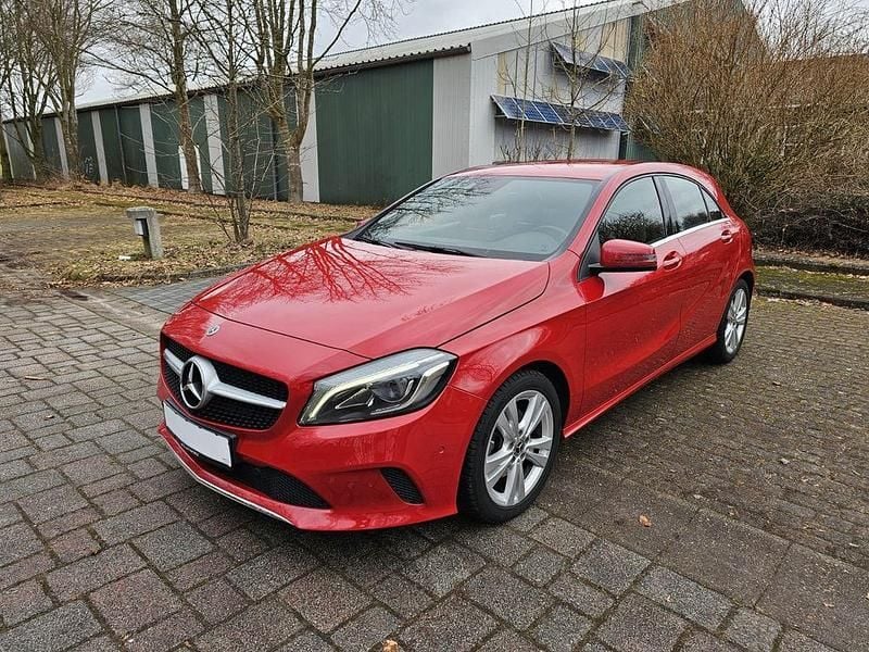Gebraucht Mercedes A180 122 PS (89 kW) 2017 Rot Limousine