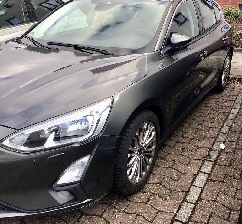 Gebraucht Ford Focus Titanium 125 PS (91 kW) 2019 Grau Limousine