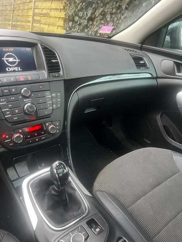 Usado Opel Insignia 160 HP (117 kW) 2011 Preto Carrinha