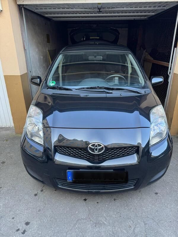 Schwarz Gebraucht 2011 Toyota Yaris Cool Limousine | 4.200 € (Fairer Preis) - Bild 1/4