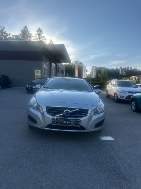 Silver / metallic Gebraucht 2012 Volvo V60 Momentum Kombi | 6.500 € (Guter Preis) - Bild 1/4