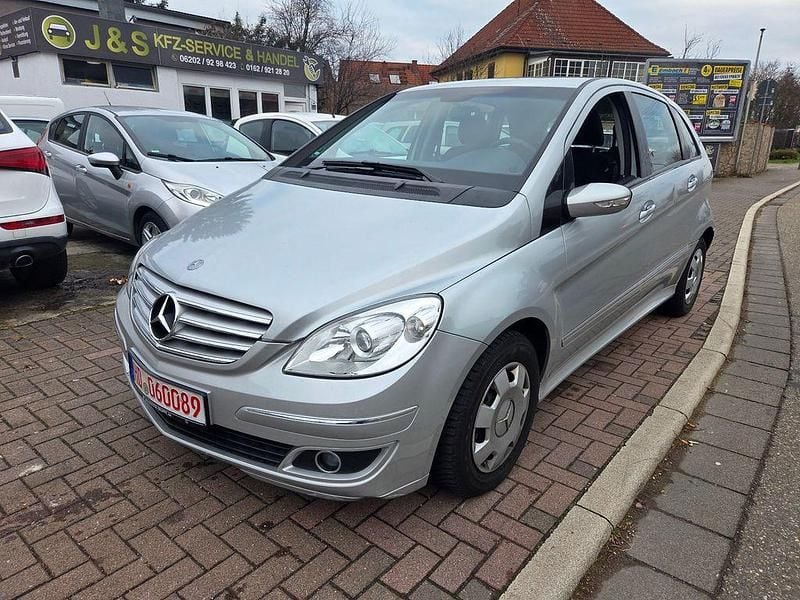 Silber Gebraucht 2006 Mercedes 170 Limousine | 4.400 € - Bild 1/4