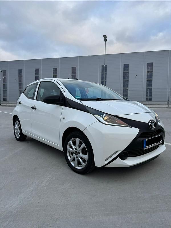 Gebraucht Toyota Aygo 68 PS (50 kW) 2015 Weiß Kleinwagen