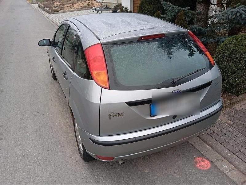 Silber Gebraucht 2003 Ford Focus Kleinwagen | 300 € (Superpreis) - Bild 1/4