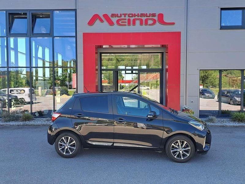 Night time black Gebraucht 2020 Toyota Yaris Team Kleinwagen | 14.970 € (Fairer Preis) - Bild 1/4