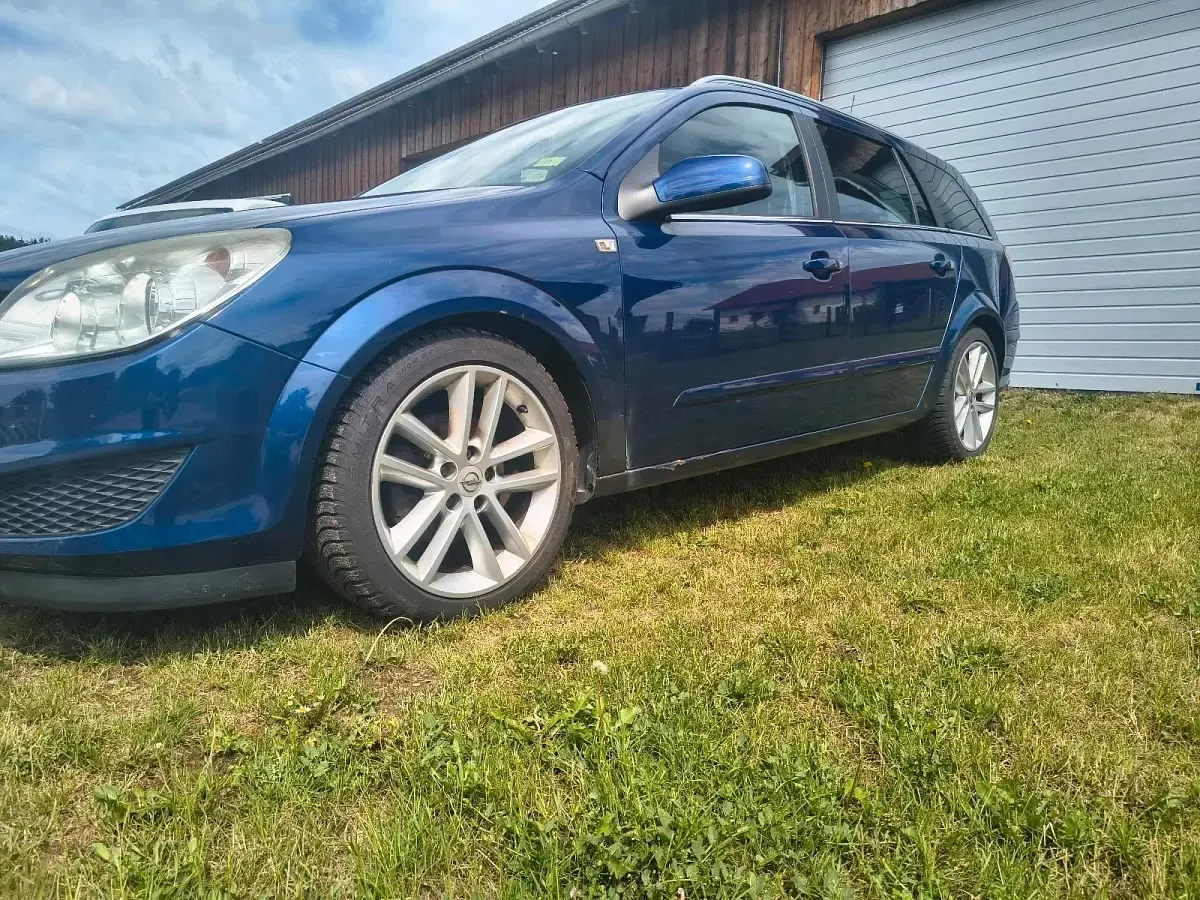 Gebraucht Opel Astra 140 PS (102 kW) 2009 Blau Kombi