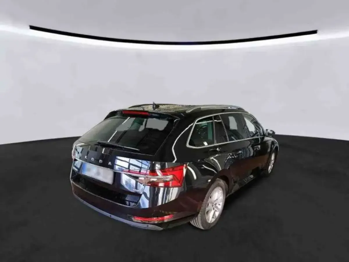 Gebraucht Skoda Superb Style 200 PS (147 kW) 2023 Blackmagic perleffekt Kombi
