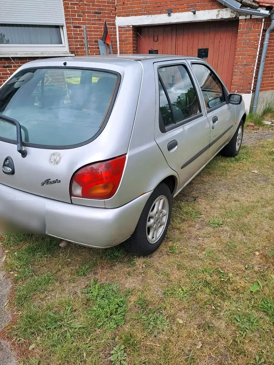 Usata Ford Fiesta 75 CV (55 kW) 1999 Argento Utilitaria