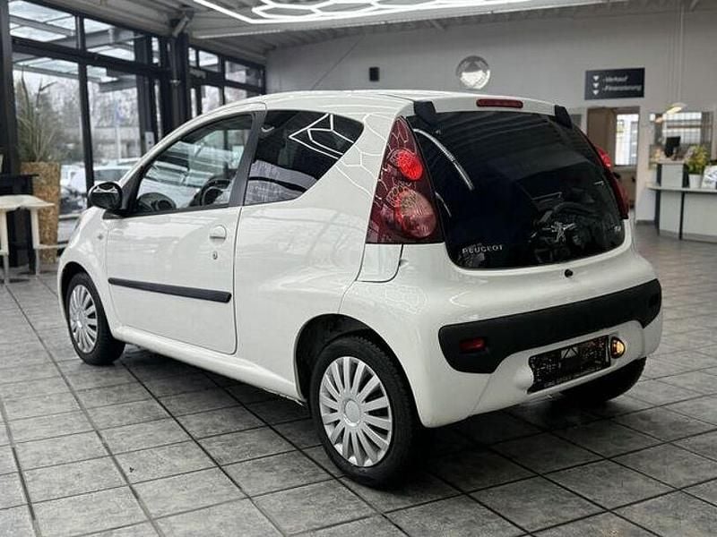 Gebraucht Peugeot 107 Active 68 PS (50 kW) 2012 Weiß Kleinwagen