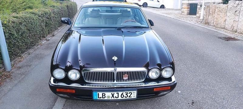Rot Gebraucht 1996 Jaguar X300 Limousine | 3.000 € - Bild 1/4